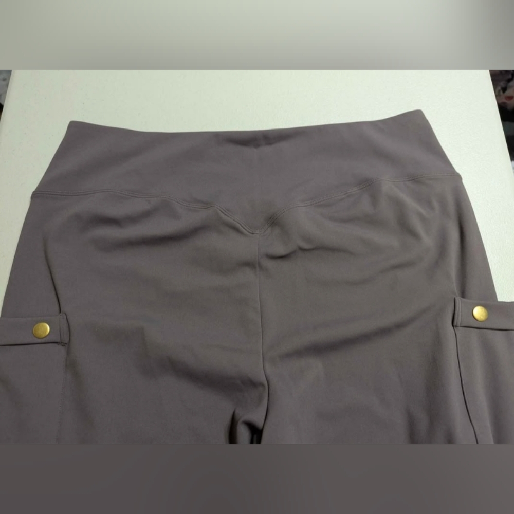 NWT XL Halara gray leggings with decorative buttons - Picture 6 of 9